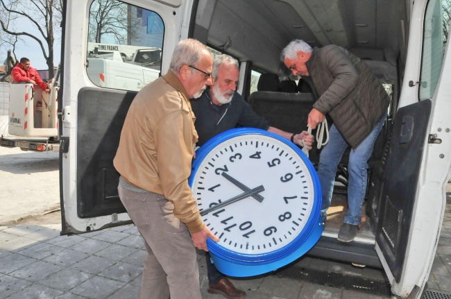  Часовникът пред Община Бургас отново работи