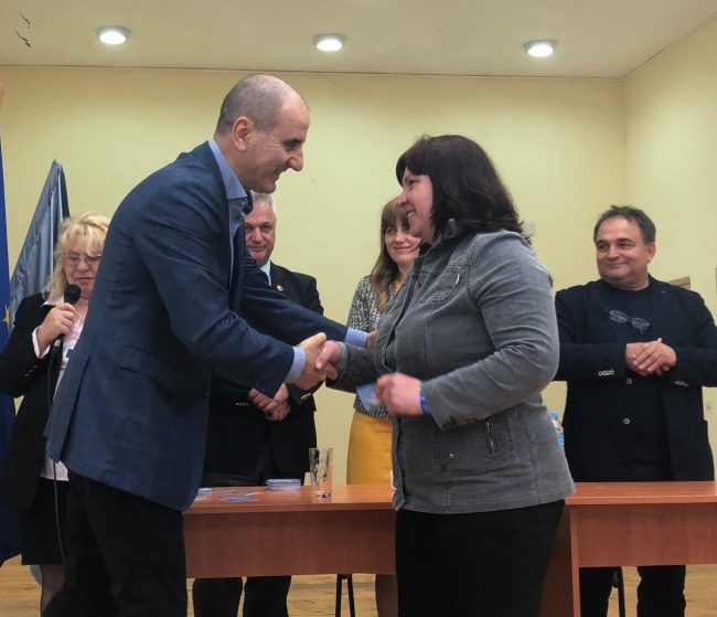 Цветанов връчи членски карти на ГЕРБ на 139 новоприети членове от с. Зърнево