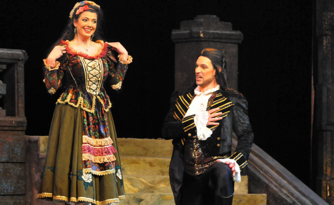 Оперният певец Валери Турманов предложи брак на сцената на Бургаската опера