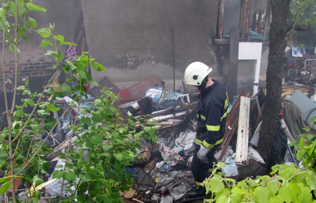 Възрастен мъж загина в 30-метрови пламъци при пожар в Русе