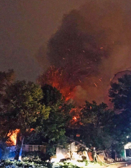 Възрастен мъж загина в 30-метрови пламъци при пожар в Русе