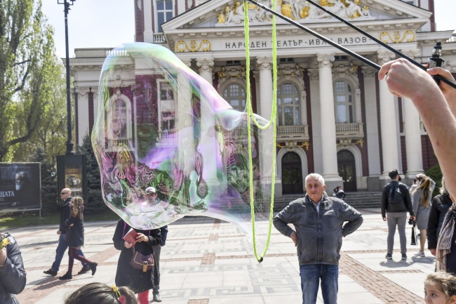 Граждани се обявиха срещу родителското отчуждение с 'Балони на любовта'
