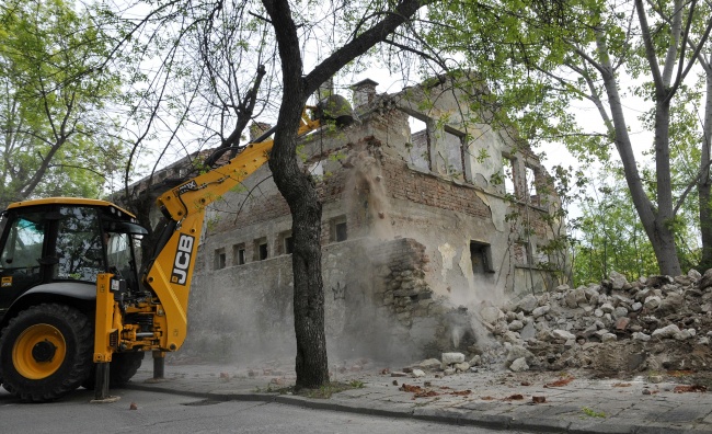 Събарят стената убиец в Хасково