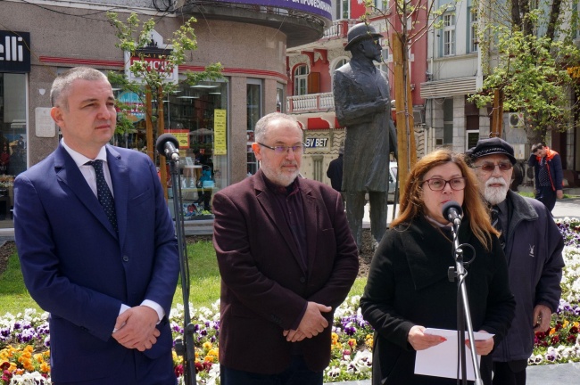 Откриха паметник на бившия кмет на Варна Иван Церов 