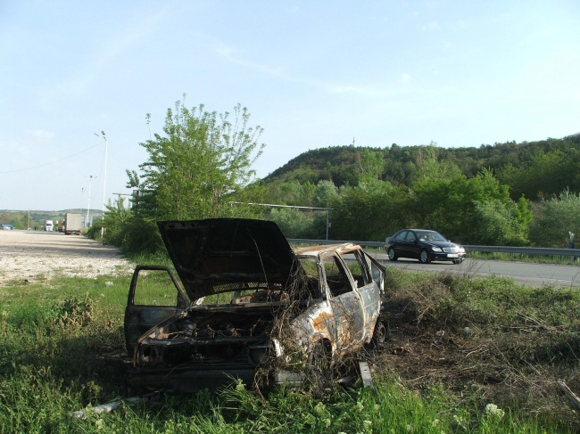 Кола изгоря след катастрофа край Любимец