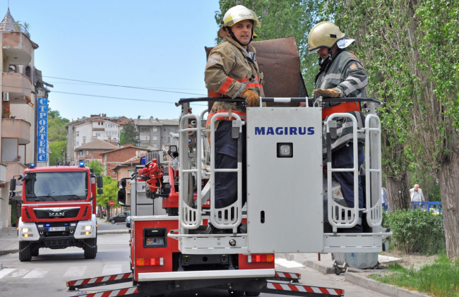 Пожарникари премахнаха опасна ламарина от хасковско училище