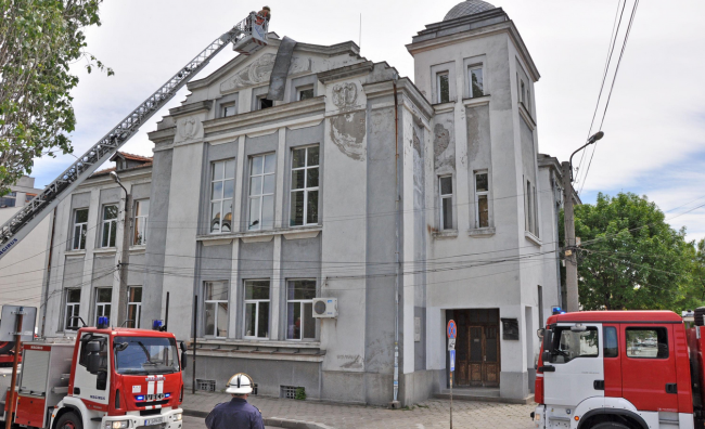 Пожарникари премахнаха опасна ламарина от хасковско училище