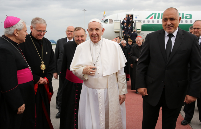 Папа Франциск пристигна в България