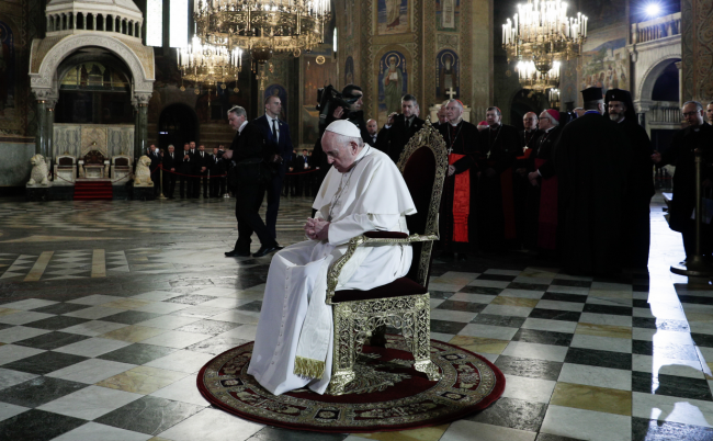 Папа Франциск с мълчалива молитва пред престола на св. св. Кирил и Методий в храм "Св. Ал. Невски"