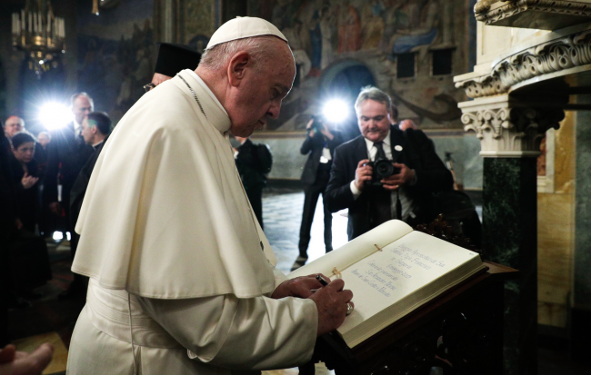 Папа Франциск с мълчалива молитва пред престола на св. св. Кирил и Методий в храм "Св. Ал. Невски"