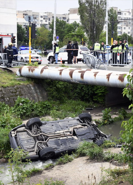 Автомобил блъсна 4 деца и падна в Перловската река