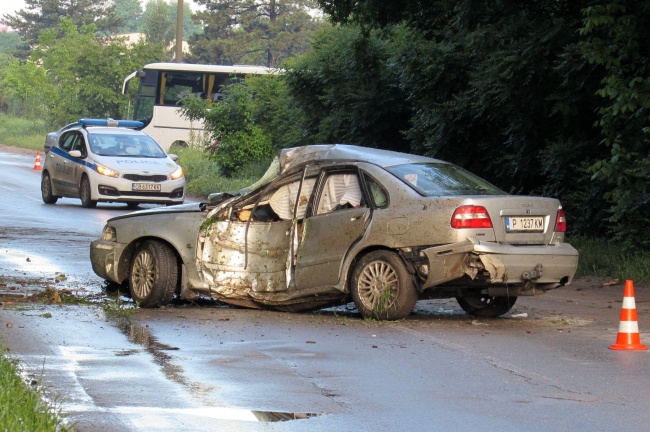 Кола се заби в дърво на пътя Русе - Николово, двама пострадаха