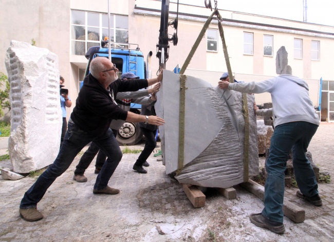 Транспортират скулпури до квартал Кольо Фичето във Велико Търново