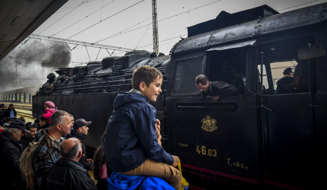 Малки и големи се радваха на локомотива "Баба Меца" на централна жп гара