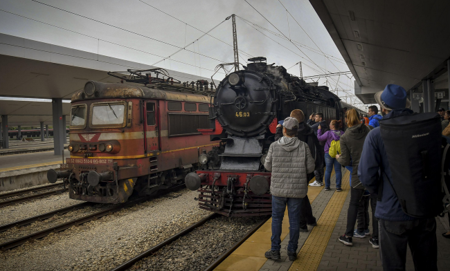 Малки и големи се радваха на локомотива "Баба Меца" на централна жп гара