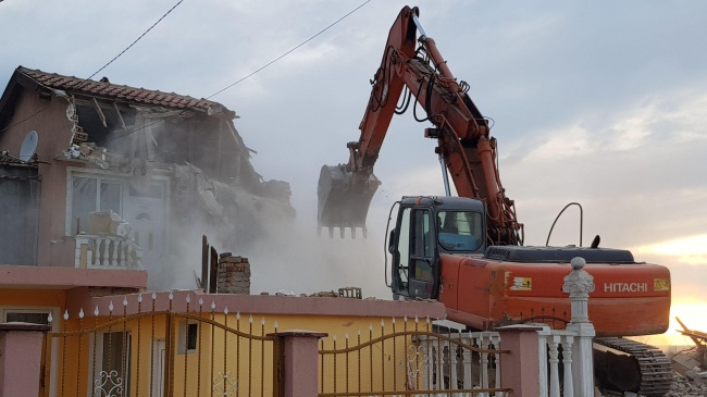 Събориха незаконната къща, предизвикала свлачището във Варна 