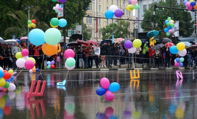 Въпреки непрекъснатият дъжд хиляди манифестираха във Варна за 24-ти май