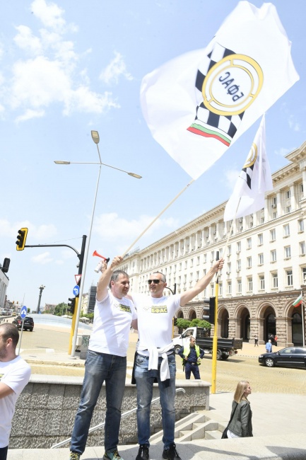 Автомобилисти протестираха пред Министерски съвет заради отнет лиценз