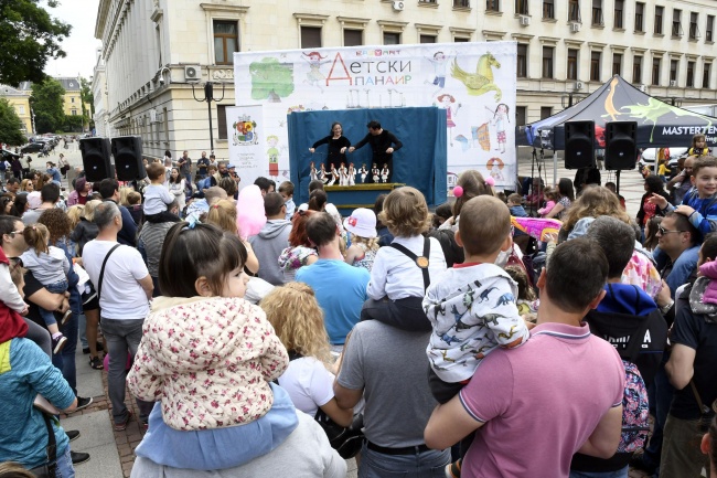 Хиляди изведоха децата си в празничния ден в София