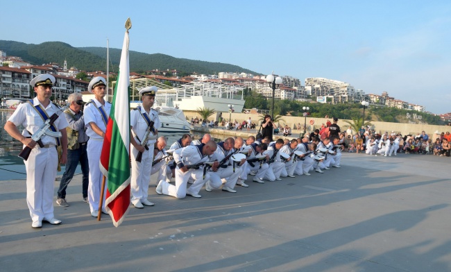 Военните моряци от база „Атиия” почетоха Христо Ботев в Свети Влас
