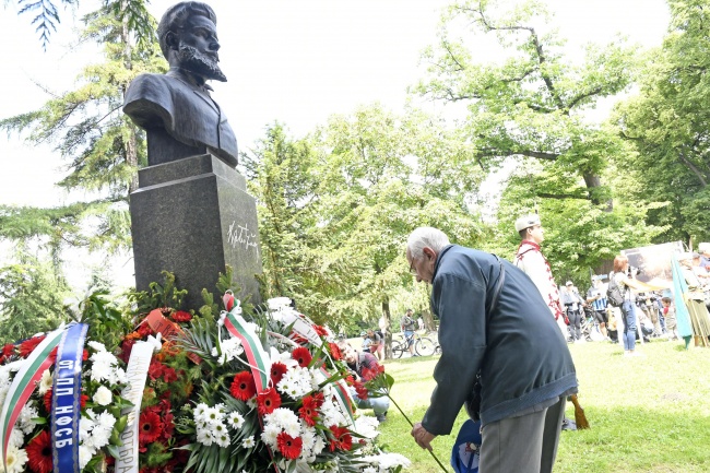 Почетоха паметта на Ботев пред паметника му в Борисовата градина в столицата