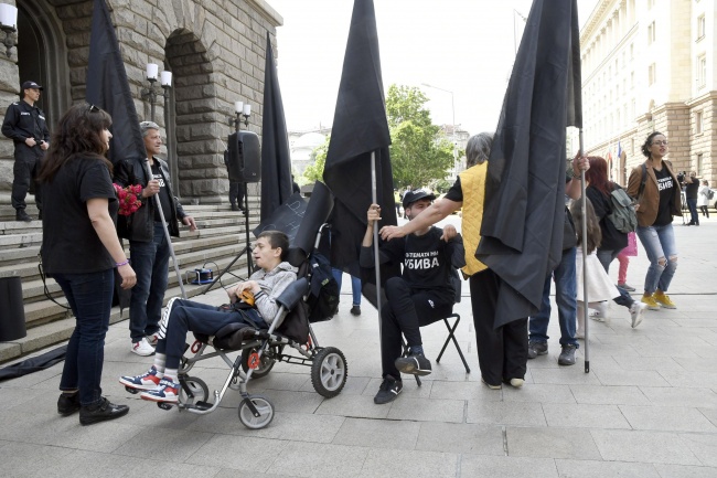 Майки на деца с увреждания отново излязоха на протест