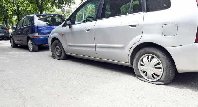 Нарязаха гумите на 30 автомобила в София