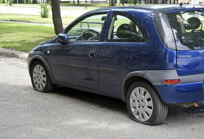 Нарязаха гумите на 30 автомобила в София