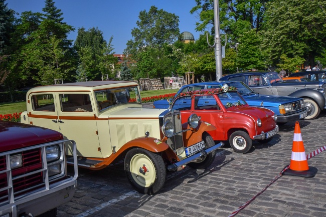 Стотици ретро автомобили се събраха в центъра на София