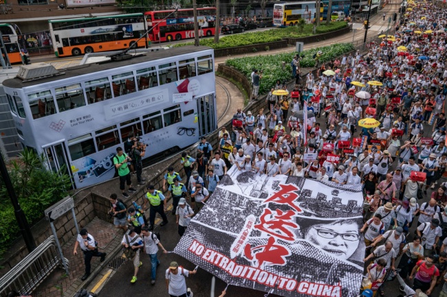 Стотици хиляди протестираха в Хонконг срещу законопроект за екстрадиране в Китай