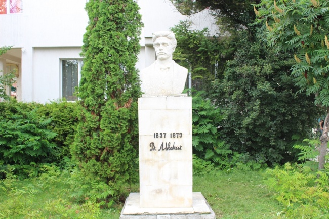 В Тетевен бяха почистени паметниците на Петко Милев Страшния и Васил Левски 