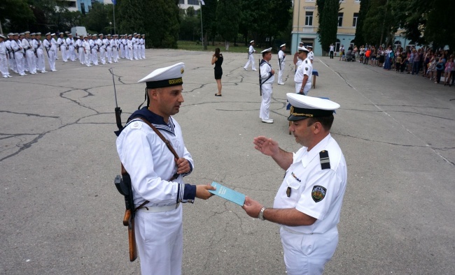 Кадетите от Военноморското училище във Варна получиха повишение в следващо военно звание
