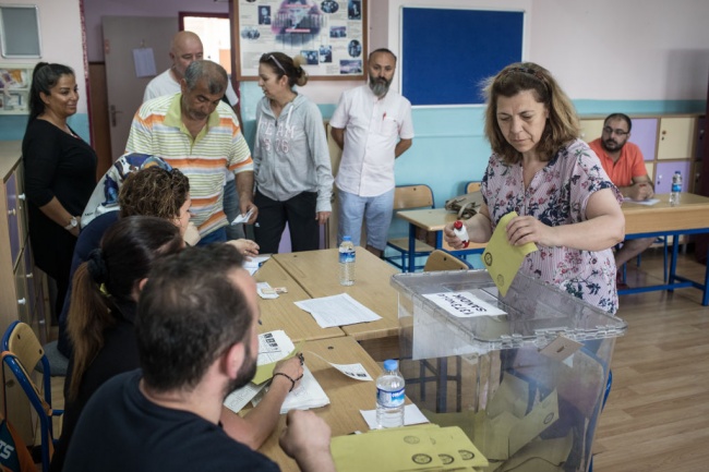 Решаващи избори за кмет на Истанбул се провеждат в Турция