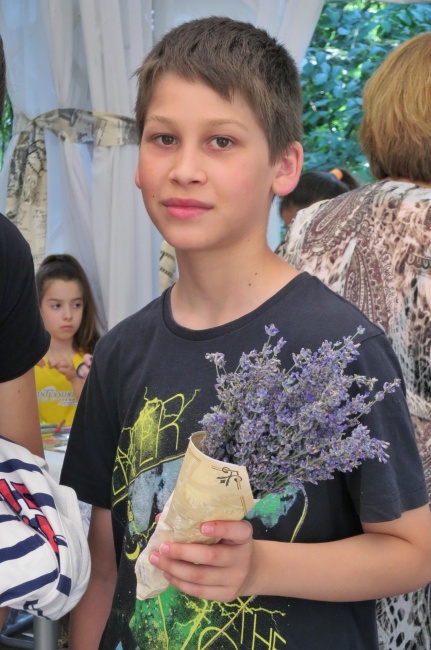  Деца сплитат венци от билки за празника Еньовден във Варна
