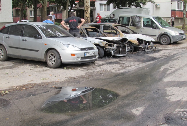  Опожариха пет автомобила в Русе, три са напълно унищожени
