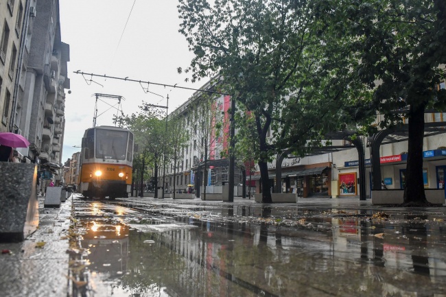 Пореден проливен дъжд се изля над София