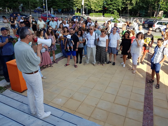 Граждани на протест срещу колите в Морската градина във Варна 