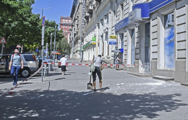 Огромно парче от балкон се срути на оживена улица в центъра на столицата