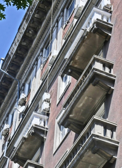 Огромно парче от балкон се срути на оживена улица в центъра на столицата