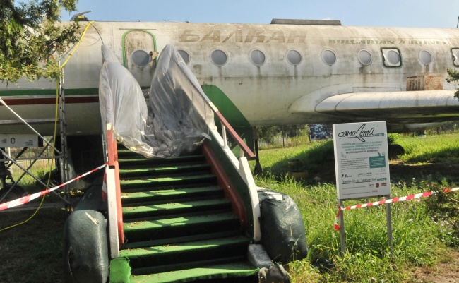 Почистват самолет Ту-134 превърнал се в символ на Силистра