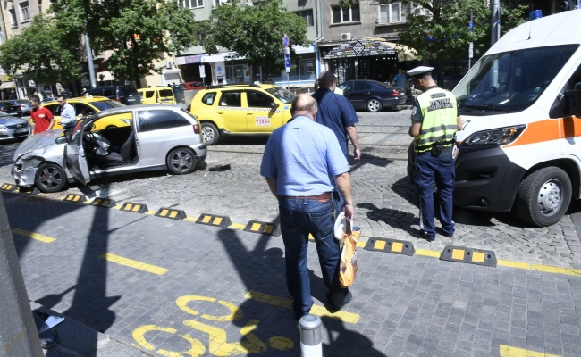 Линейка и кола катастрофираха на кръстовище в центъра на София