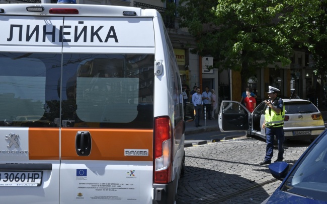 Линейка и кола катастрофираха на кръстовище в центъра на София