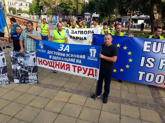 Полицаите излязоха на протест във Варна