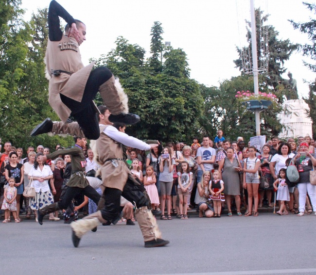 С дефиле на участниците започна фолклорният фестивал във Велико Търново
