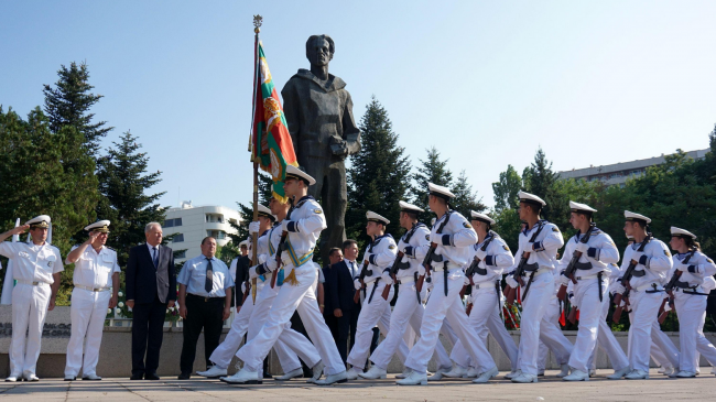 Военноморското училище във Варна отдаде почит на патрона си