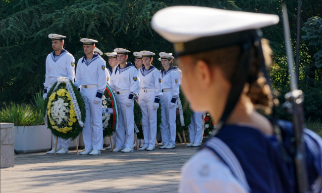Военноморското училище във Варна отдаде почит на патрона си