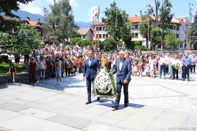  Съгражданите на Вапцаров сведоха глава пред паметта му 