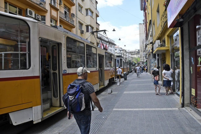 Аварирал трамвай блокира за кратко централо кръстовище в София