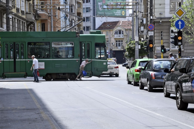 Аварирал трамвай блокира за кратко централо кръстовище в София