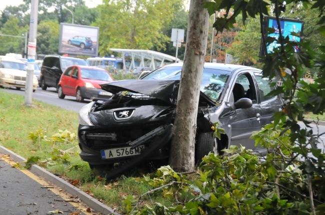 Млад шофьор се заби в дърво в Бургас